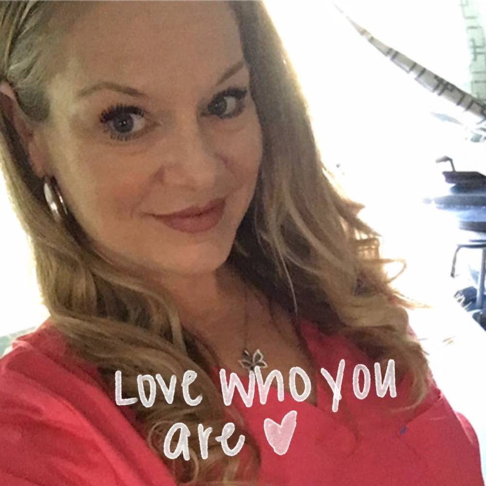 Meet your Posher, Jennifer QUEEN B BROOMETHATIS😊